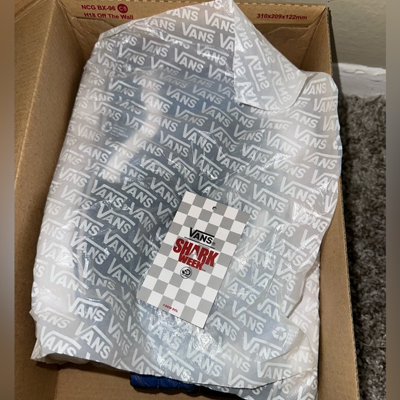 Shark Week X Vans Sk8 hi - Picture 7 of 8